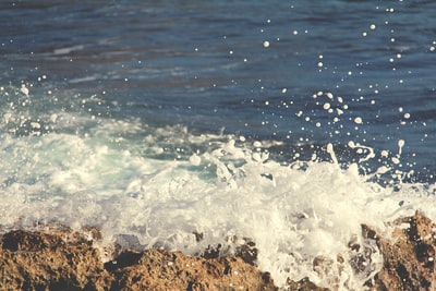 海浪撞击巨石照片